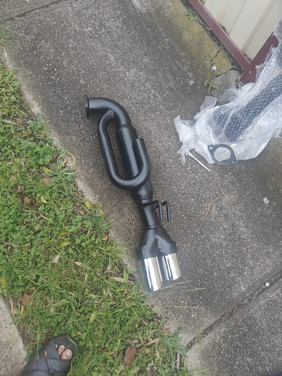 Customer photo review of HOLDEN COMMODORE VE/VF SEDAN/WAGON SS/SV6 2 1/2" TAILPIPES J PIPES AND HOTDOGS