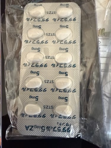 レビュアーのタダラフィル5mg。ブリスターパックに入った白い錠剤。