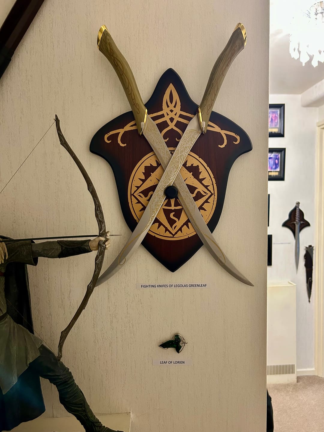 Customer photo review of Lord of the Rings Metal Legolas Knives of the Elf Deluxe Edition — Collector's Display Replica