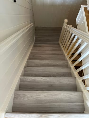 Anmelders trapp sett ovenfra, med trinn dekket i Sangallo Hellegrå kontaktplast.