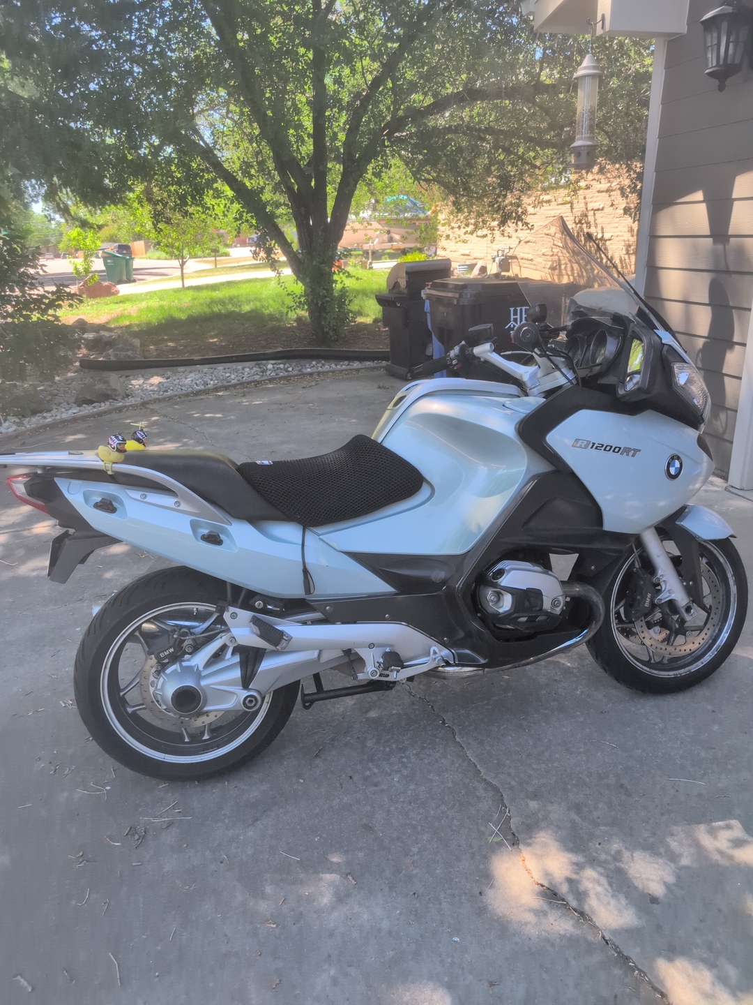 Wind Rider mesh seat cover on a BMW R 1200 RT