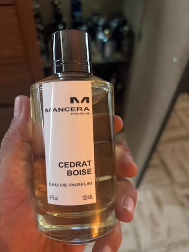 Cliente sosteniendo en la mano el frasco de perfume Mancera Paris Cedrat Boise.