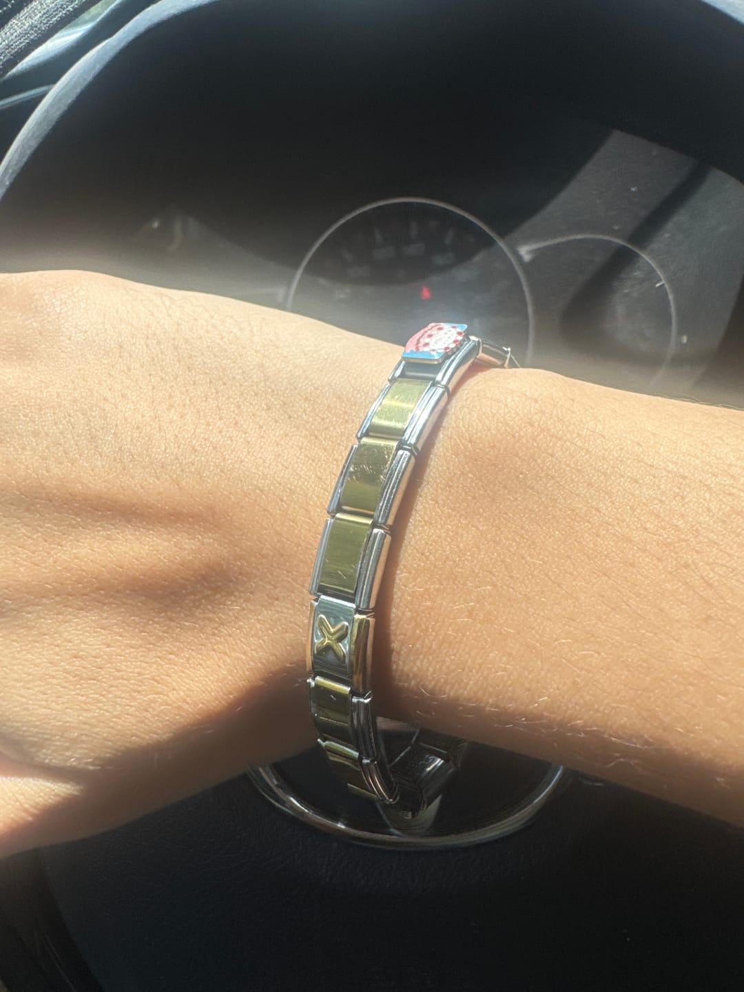 Customer photo review of Charm Inicial Con Borde Dorado