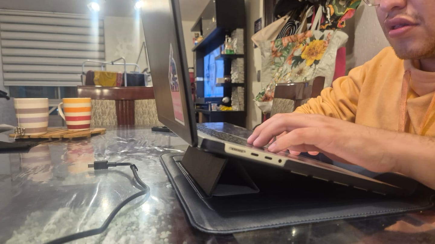 Customer photo review of Funda Notebook Smart Case