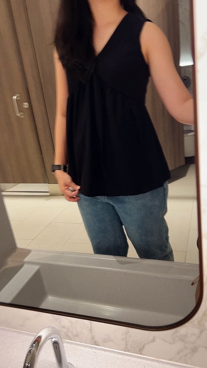 Customer photo review of V-Neck Textured Iron-Free Sleeveless Blouse