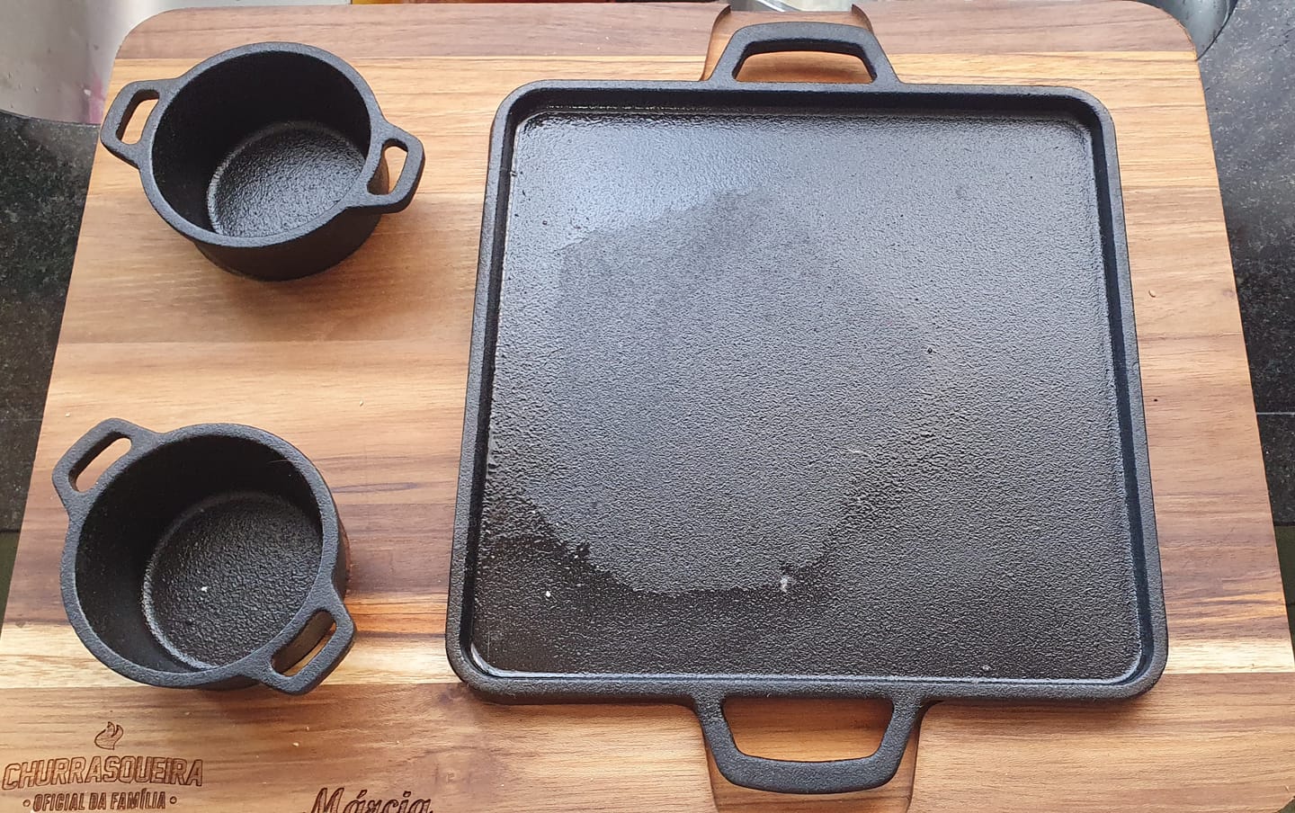 Customer photo review of Tábua de Madeira com Chapa de Ferro Fundido e 2 Molheiras para Servir