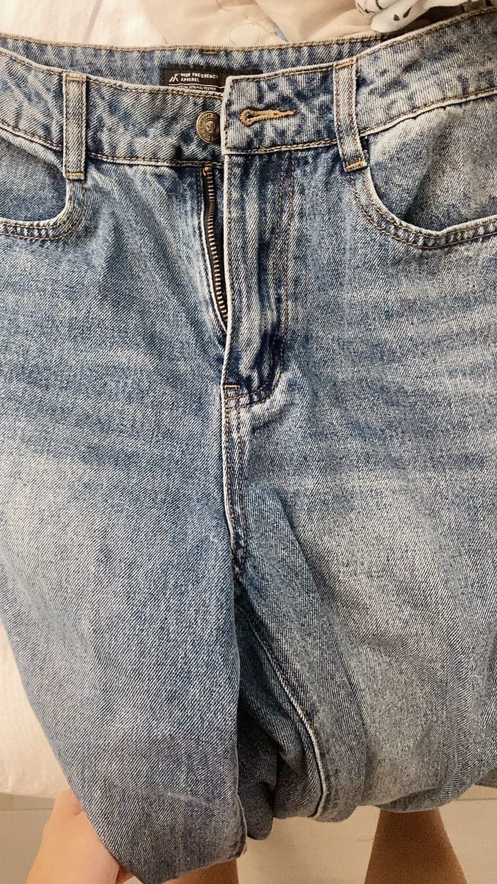 Customer photo review of Wide Leg Mid-Waisted Ankle Length Denim Jeans