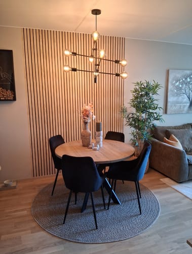 Kunde viser Premium spiler kontaktplast brukt som en stilig fondvegg i en spisestue.