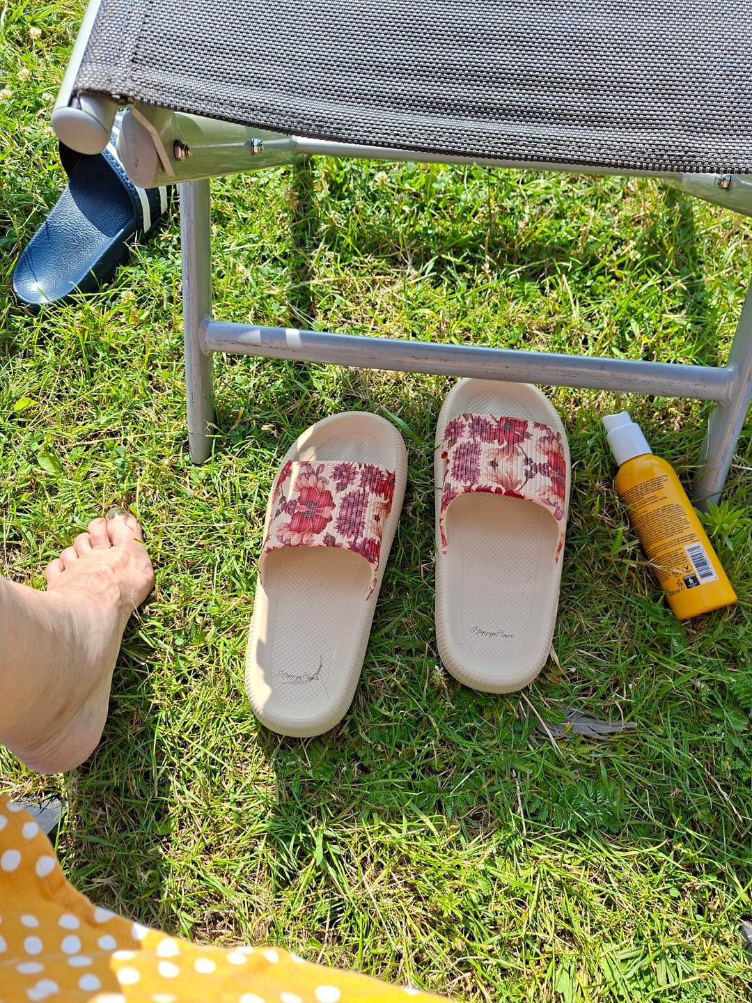 Customer photo review of HappyFlops Botanics