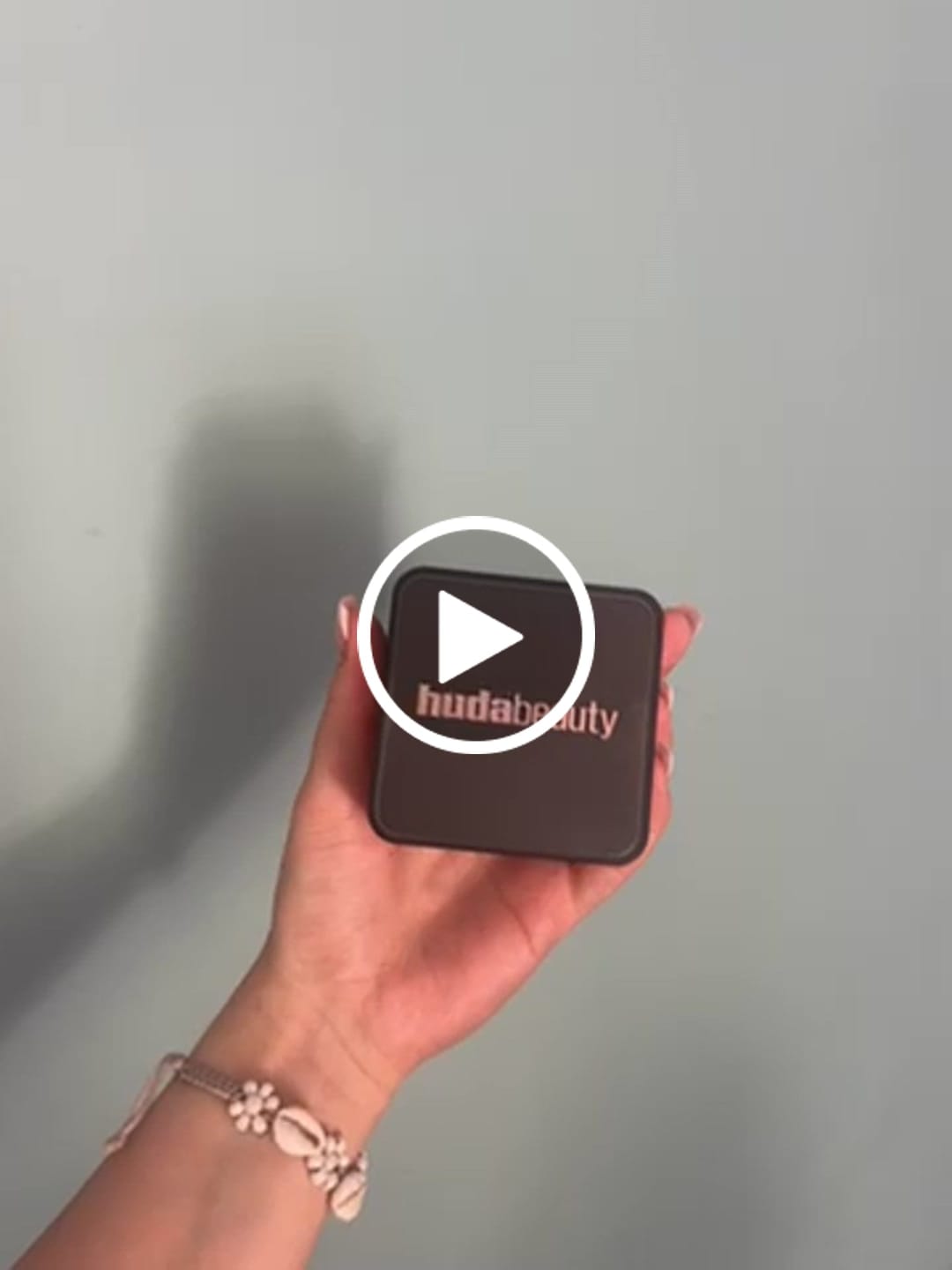 Customer video review of Huda Beauty Easy Bake Powder