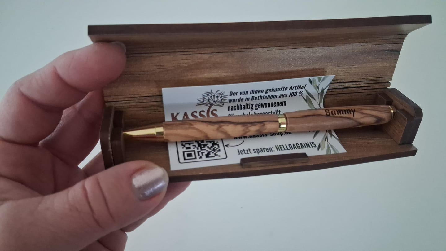 Customer photo review of Personalisierter Kugelschreiber aus Olivenholz mit Gravur & Holzschachtel | Geschenk für Männer & Frauen, Geburtstag, Abschluss