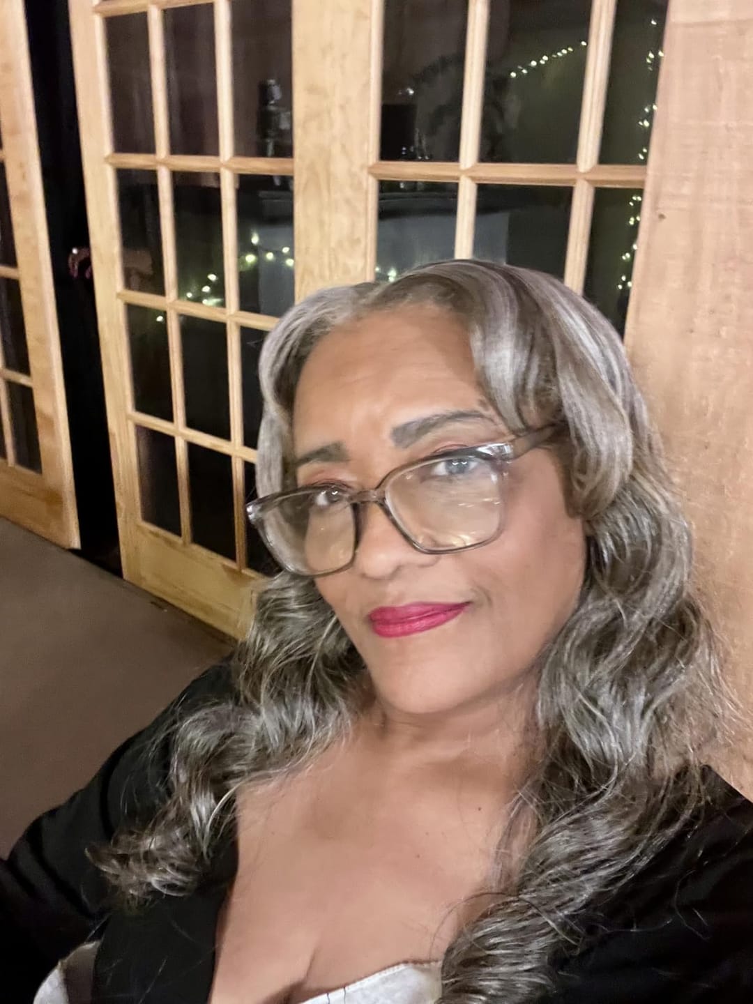 Customer photo review of Luvwin 5x5 Salt & Pepper Body Wave Glueless Bob Wig 100% Human Hair