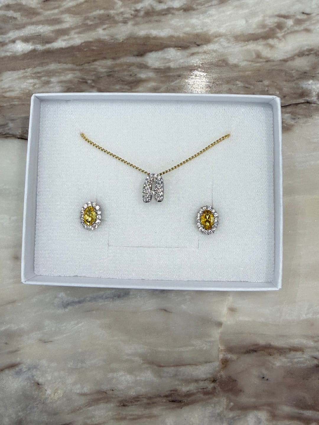 Customer photo review of Personaliza Tu Collar Con Inicial Mini Bubble Combinado Zirconias