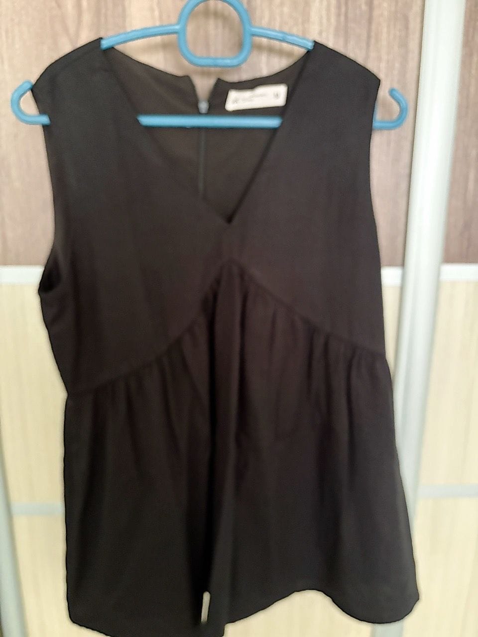 Customer photo review of V-Neck Textured Iron-Free Sleeveless Blouse