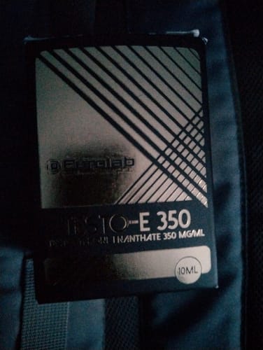 Un cliente muestra la caja negra y plateada del producto TESTO-E 350 sobre una superficie oscura.