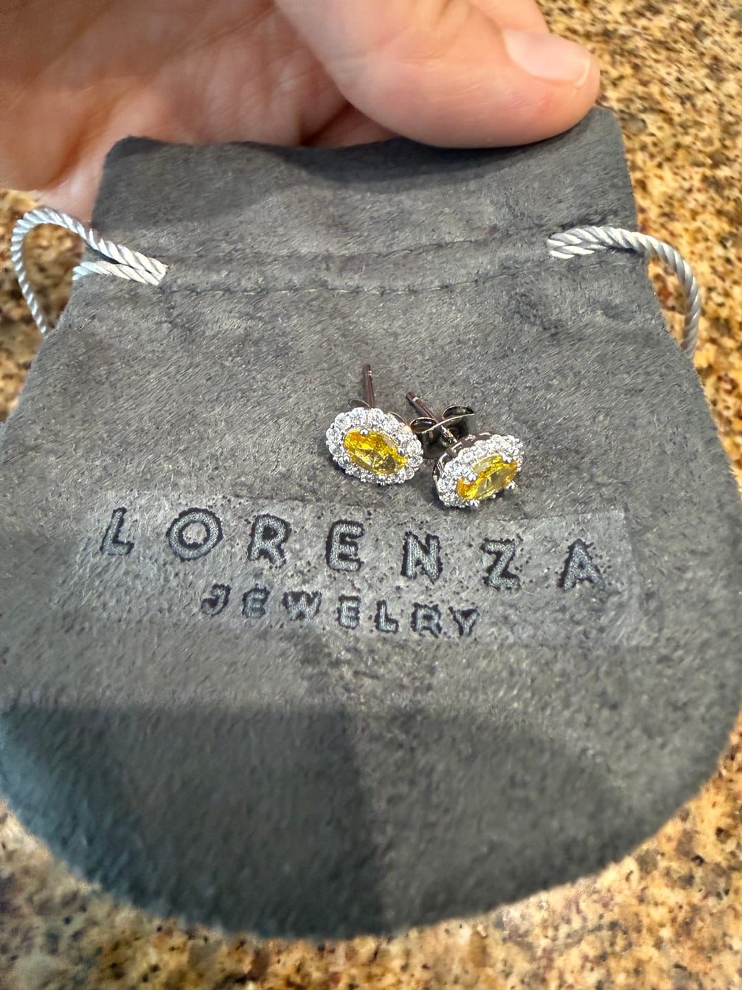 Customer photo review of Par Arete Ovalado Birthstone Plateado