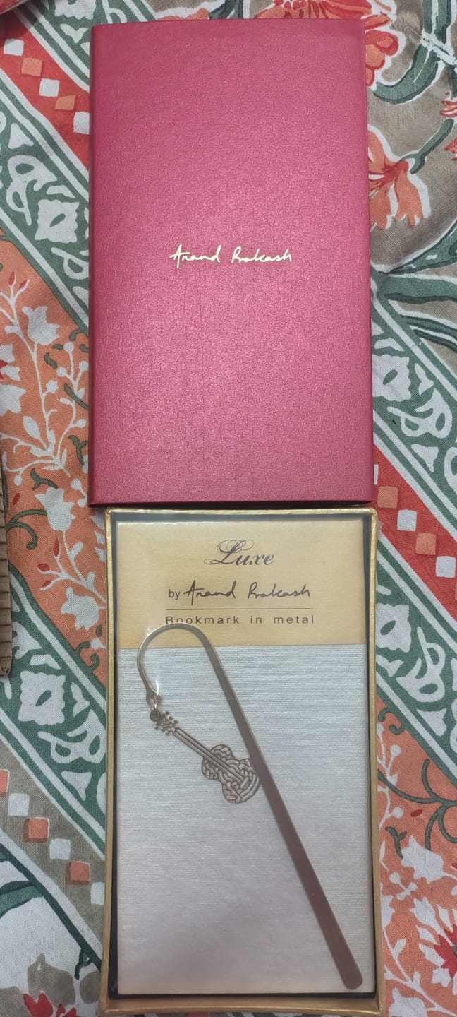 Customer photo review of Bookmark Hook Design - Guitar