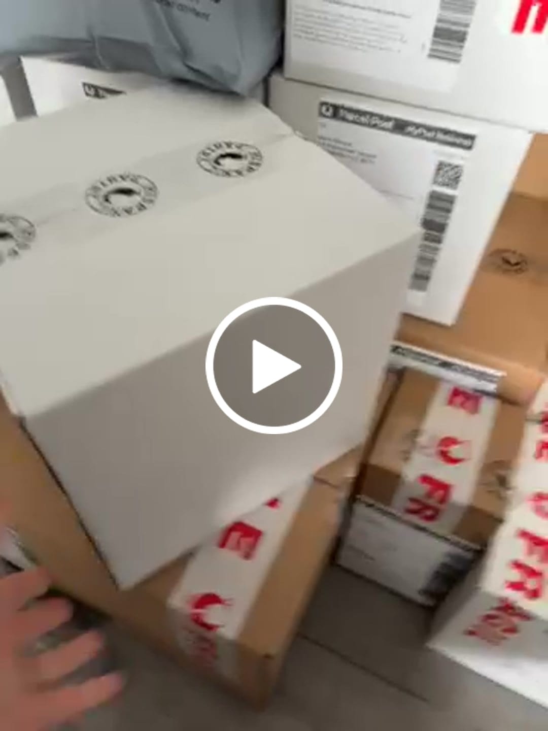 Customer video review of 200 x 200 x 200mm Regular Slotted Mailing Box White B7