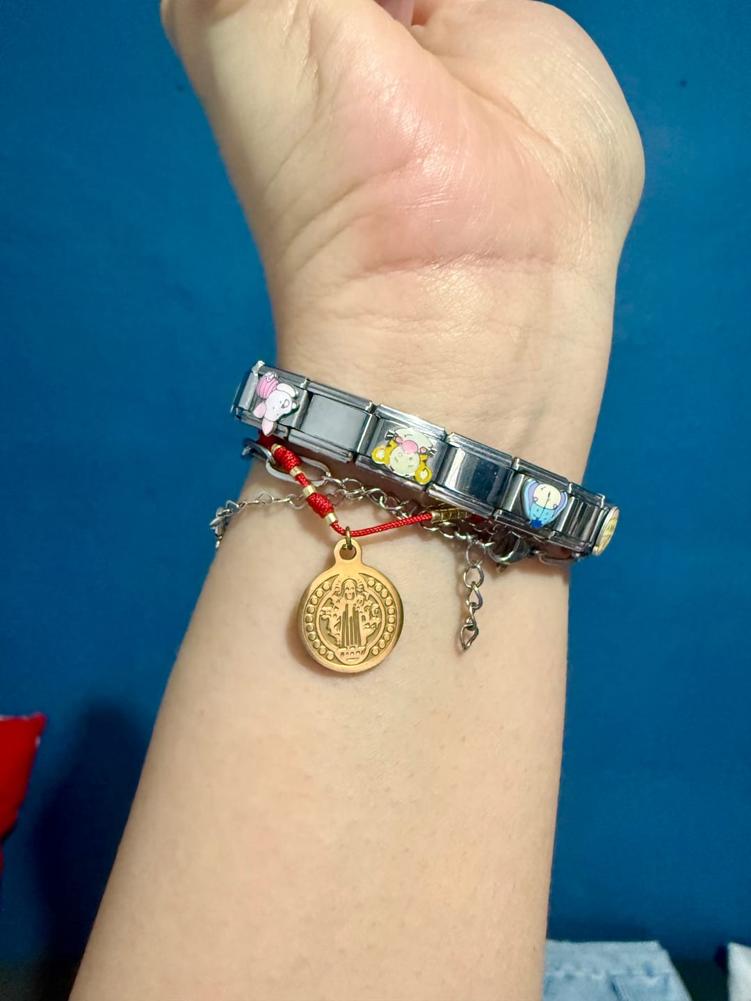 Customer photo review of Pulsera Roja Con San Benito Grande