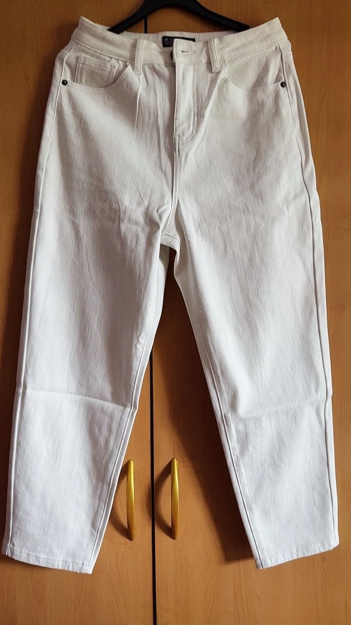 Customer photo review of BW High Waisted Ankle-Length Mom Denim Jeans