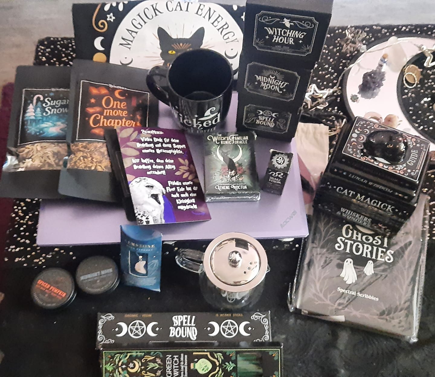 Customer photo review of Schwarze Katze Duftlampe Bücherstapel – Witchy Öl & Wax Wärmer
