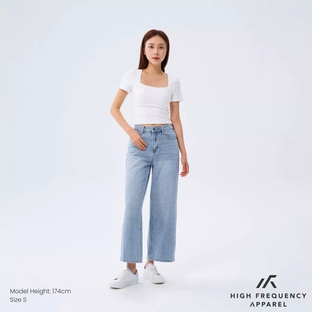 Customer photo review of Wide Leg Mid-Waisted Ankle Length Denim Jeans