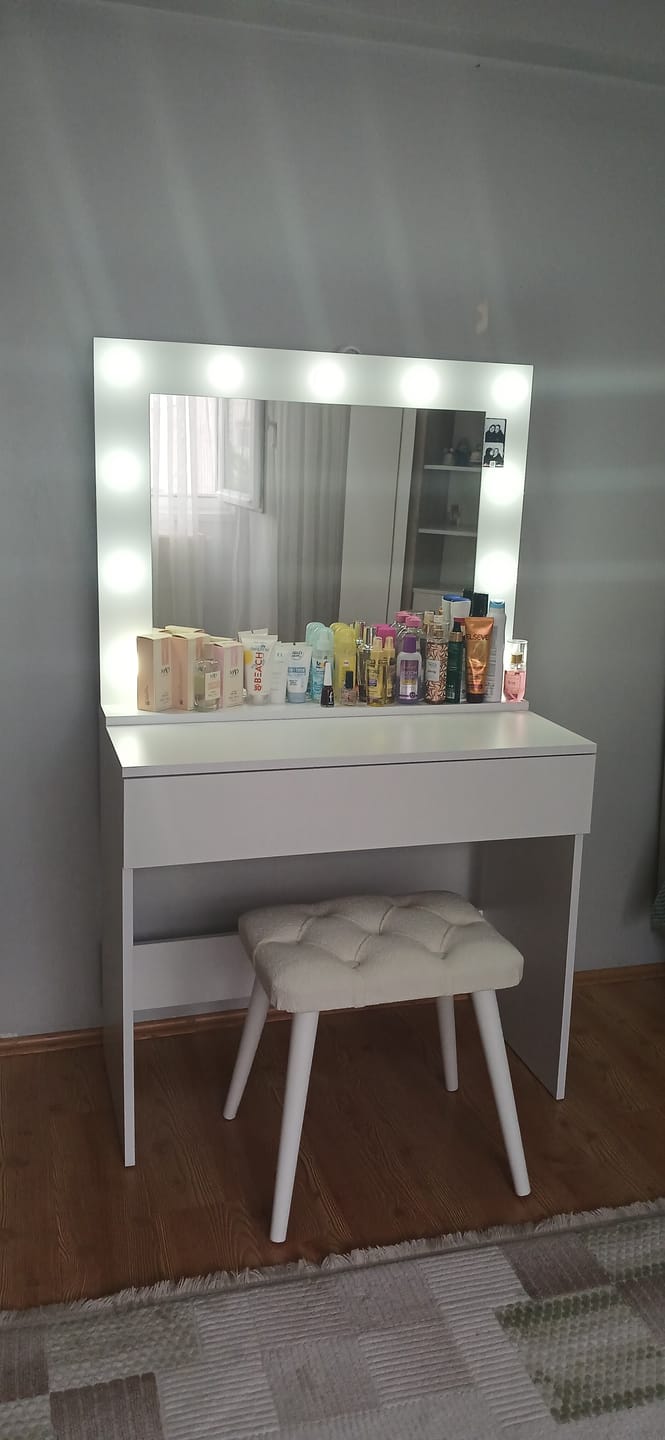 Customer photo review of Rani BJ161 Hollywood Işıklı Aynalı Kulis Makyaj Masası Takı Düzenleyici Puf Takım Beyaz