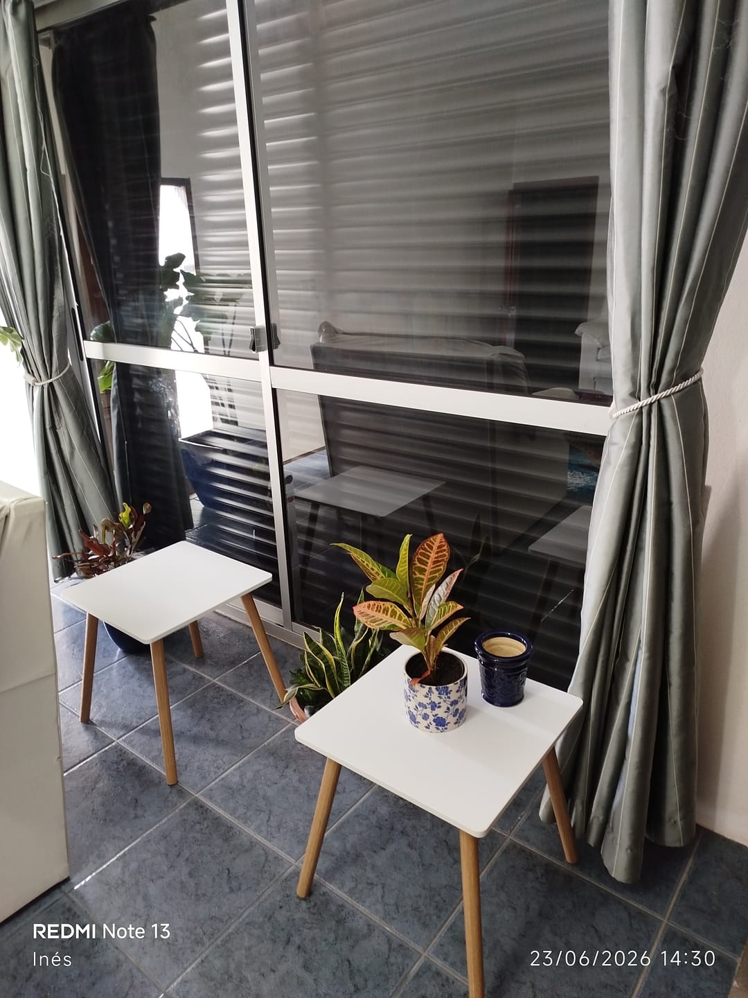 Customer photo review of Mesa Auxiliar Cuadrada Noa Para Living