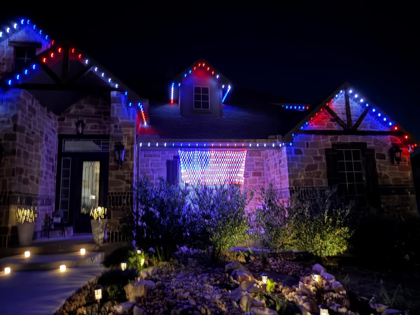Customer photo review of Custom Solar-Powered National Flag Net Lights - Commemorative and Fun Outdoor Decorations