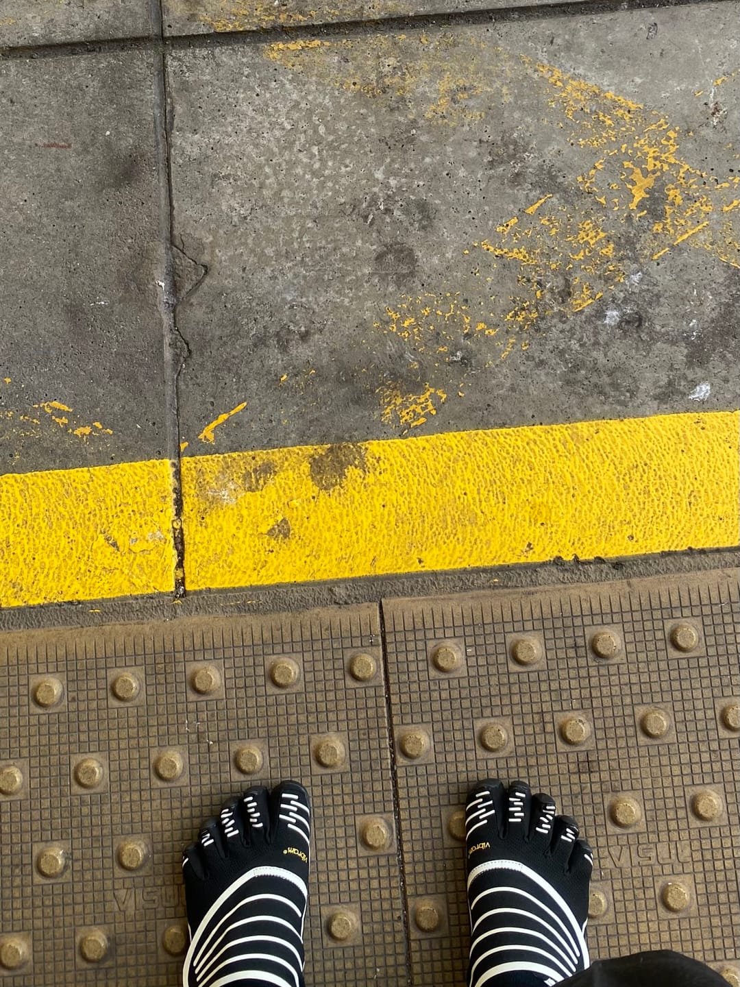 Customer photo review of Vibram No Show Toe Socks Black