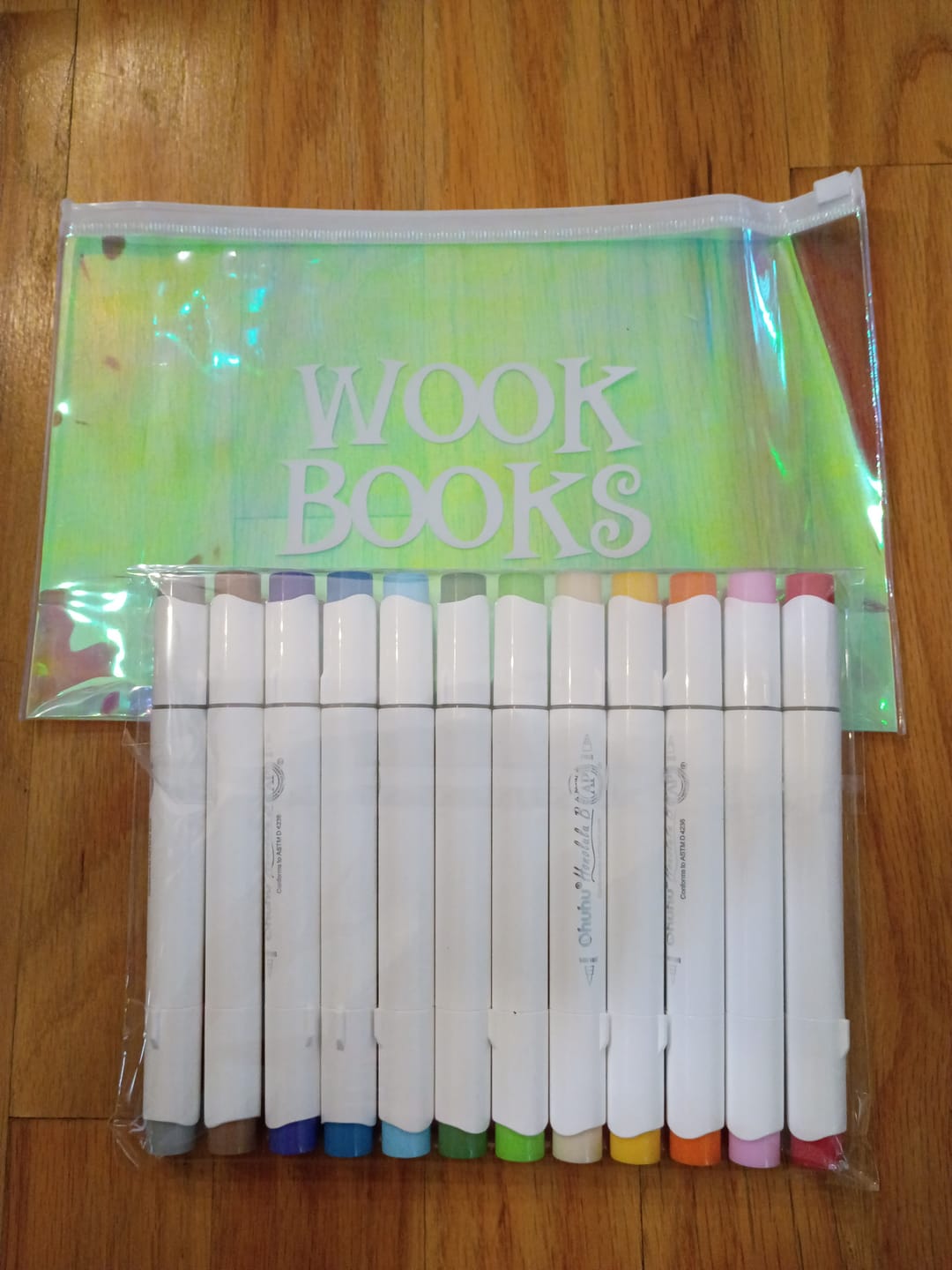 Customer photo review of Mystery Pallette of Ohuhu Alcohol Markers with Brush Tips + Wook Books Holographic Marker Bag