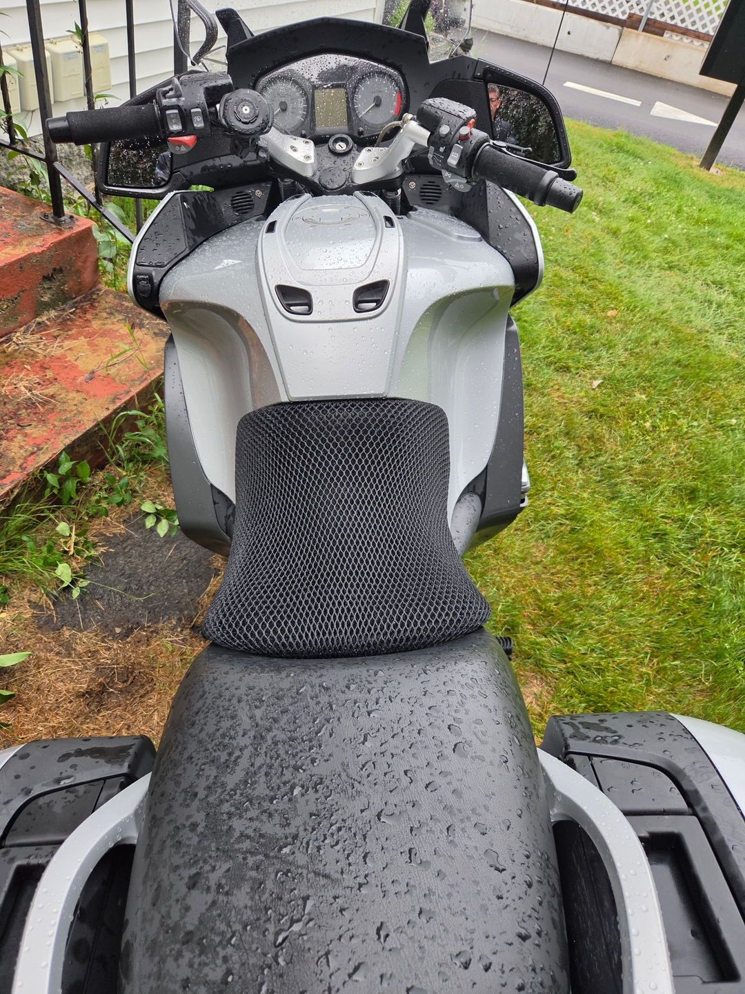 Wind Rider mesh seat cover on a BMW R 1200 RT