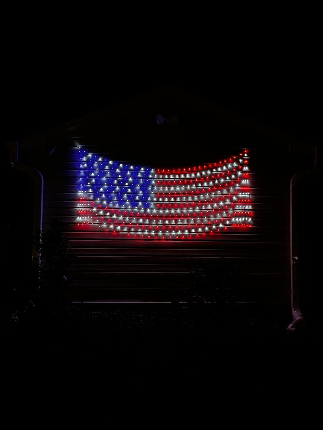 Customer photo review of Custom Solar-Powered National Flag Net Lights - Commemorative and Fun Outdoor Decorations