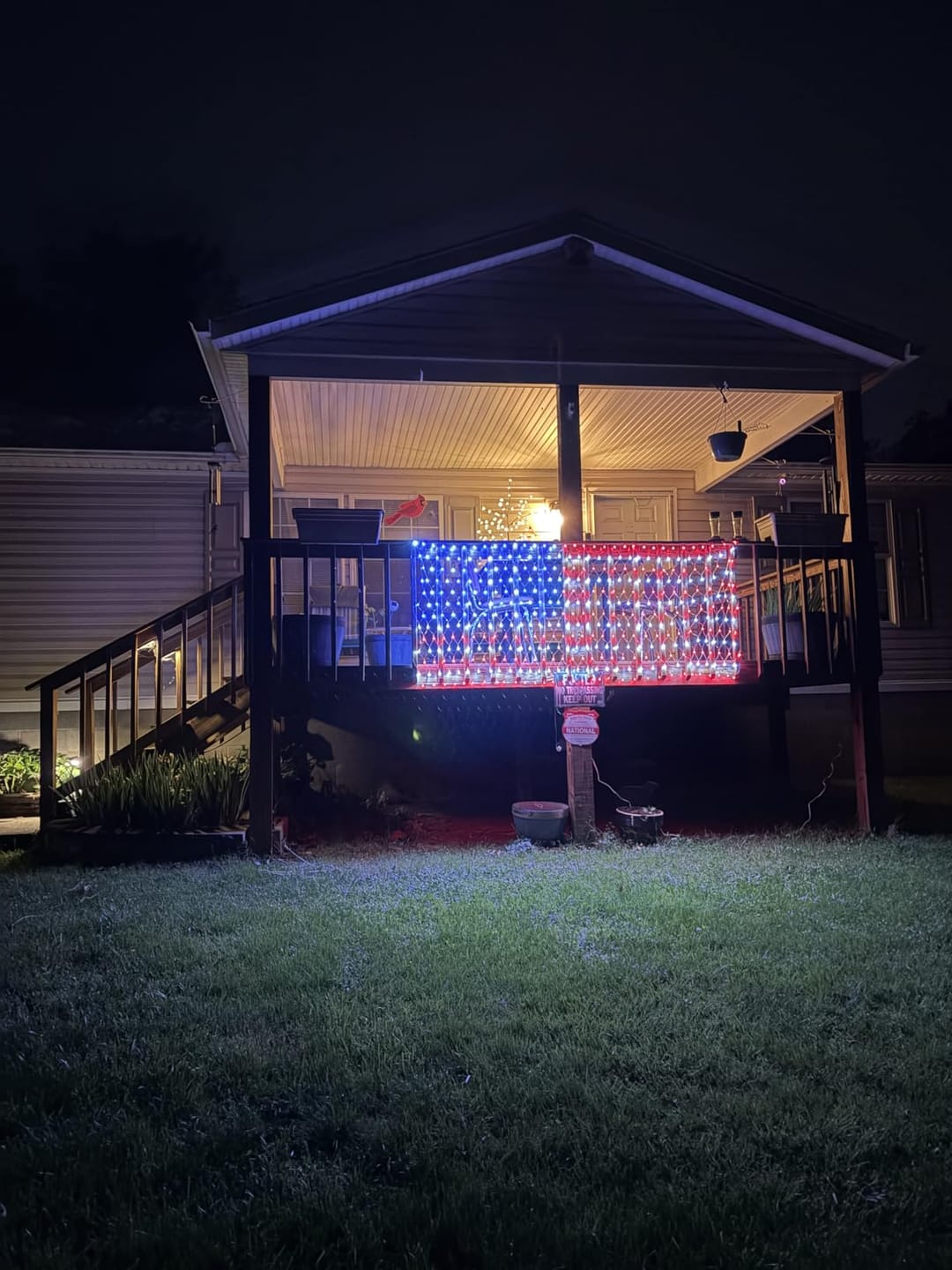 Customer photo review of Custom Solar-Powered National Flag Net Lights - Commemorative and Fun Outdoor Decorations
