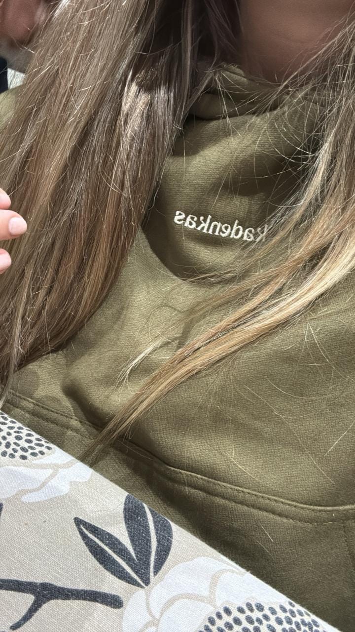 Customer photo review of POLERÓN HOODIE VERDE - OVERSIZE CON GORRO LOGO Y ESPALDA BORDADO