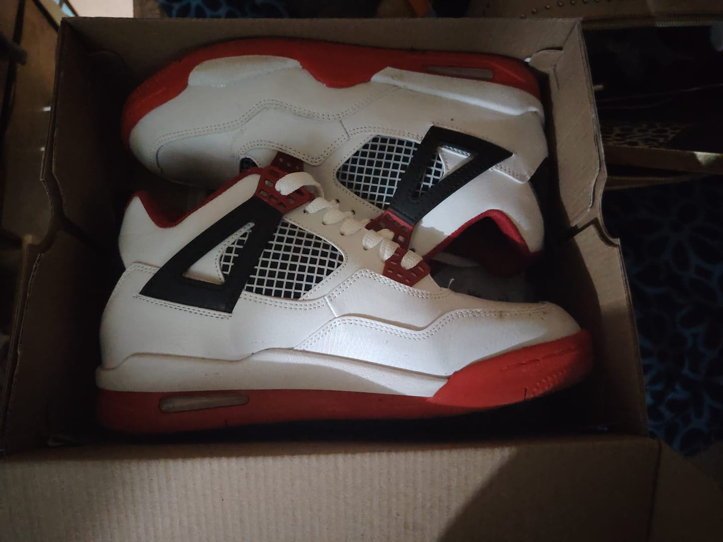 Customer photo review of Tenis Retro 4 Blanco Rojo
