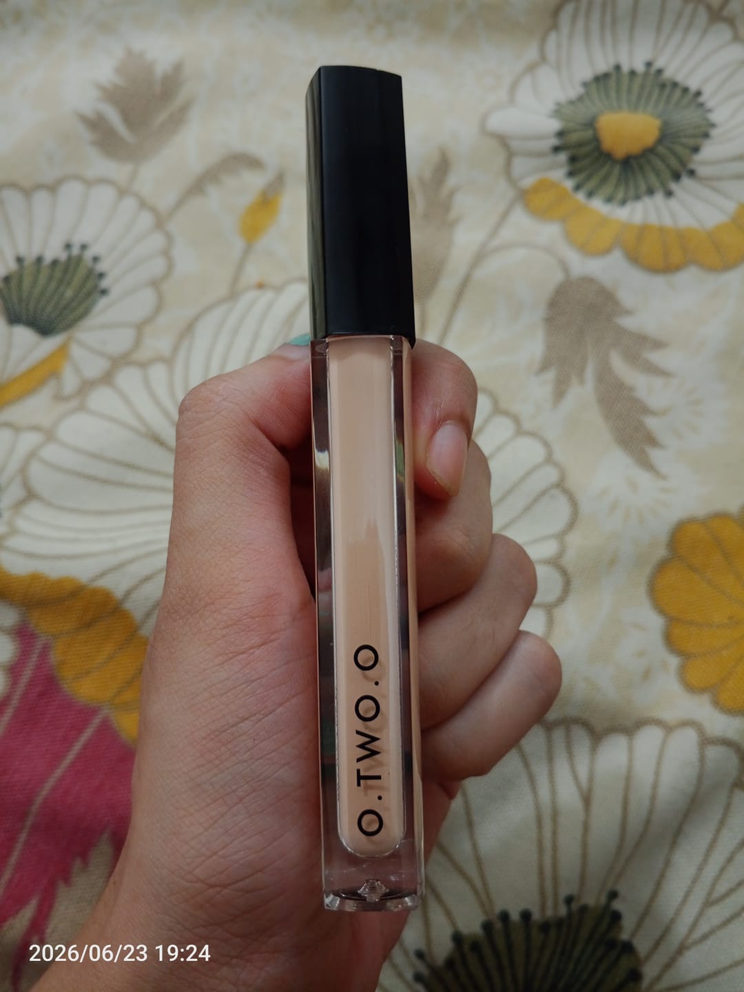 Customer photo review of O.TWO.O Black Gold Cover-Up Radiant Creamy Concealer