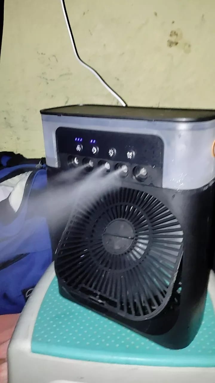 Customer photo review of 3-in-1 USB Luftkühler-Ventilator – Luftbefeuchter & 7-Farben LED-Nachtlicht