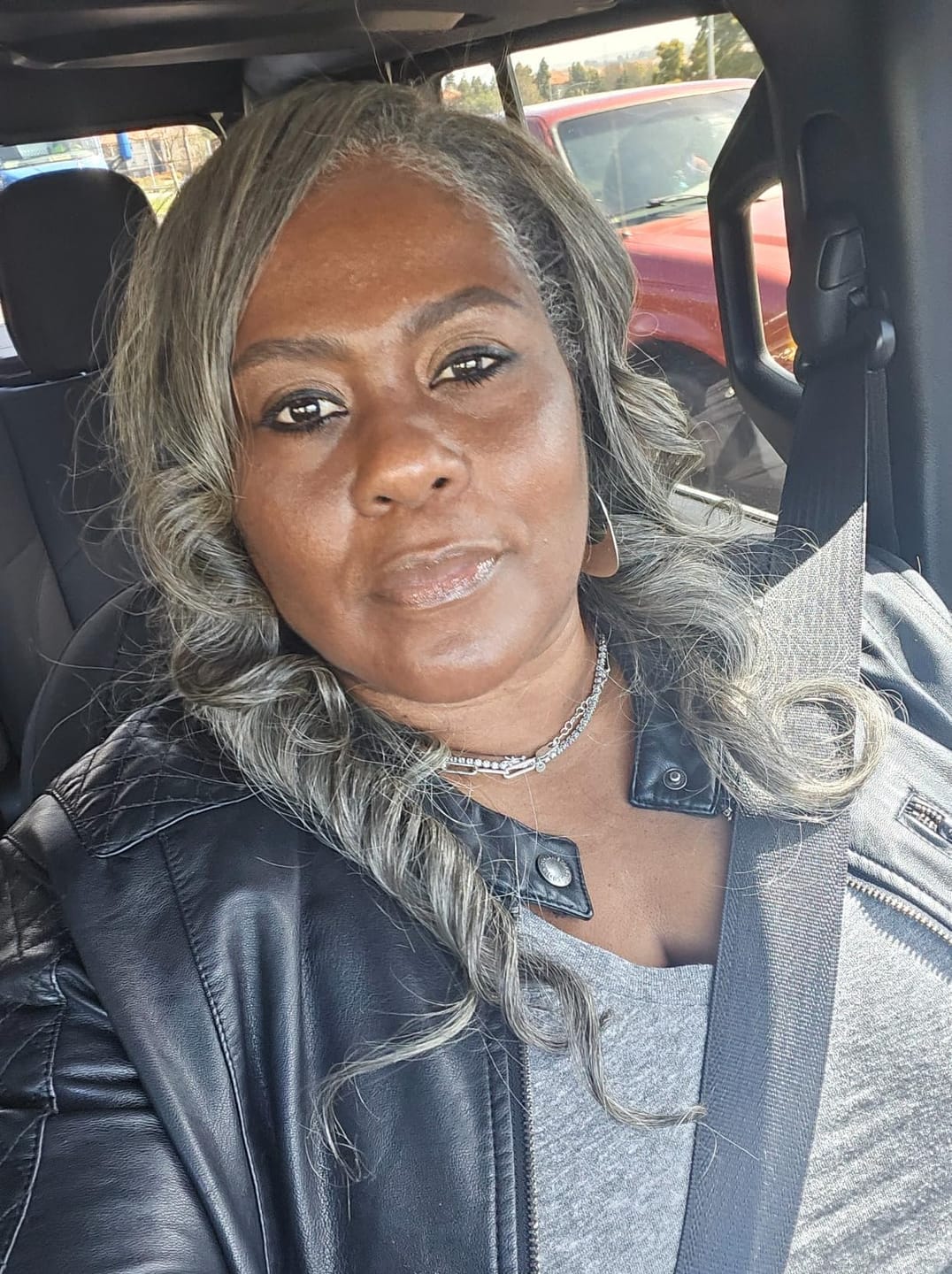 Customer photo review of Luvwin 5x5 Salt & Pepper Body Wave Glueless Bob Wig 100% Human Hair