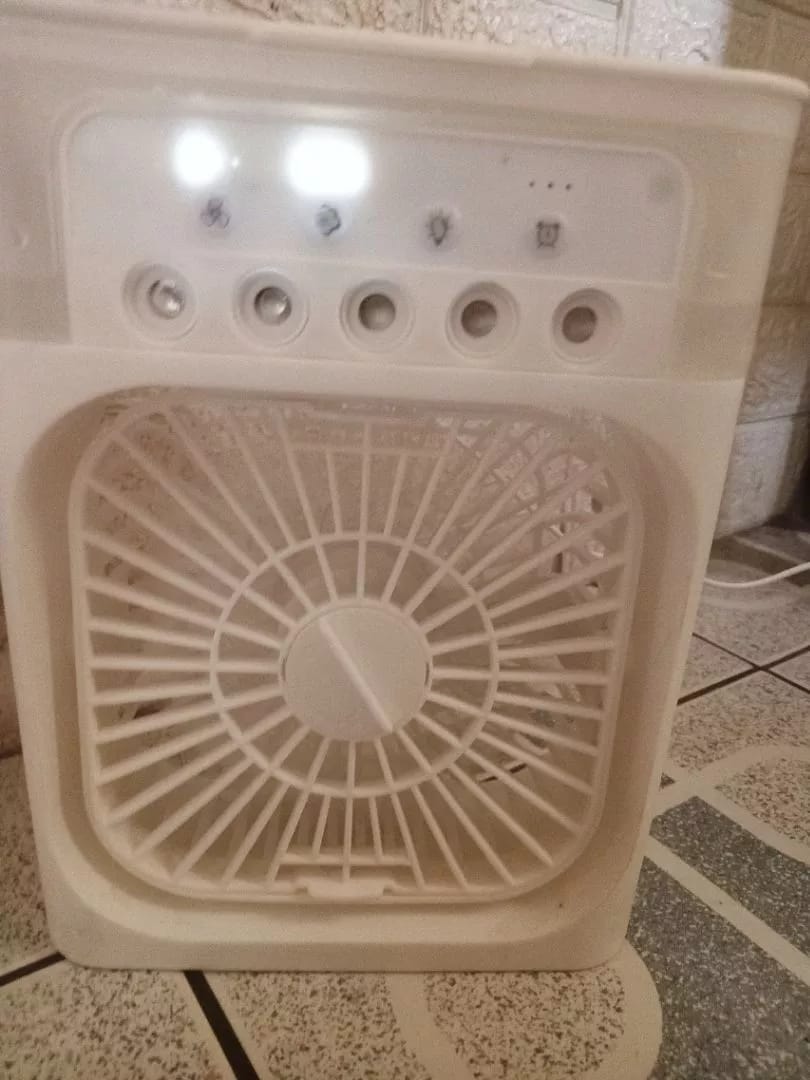 Customer photo review of 3-in-1 USB Luftkühler-Ventilator – Luftbefeuchter & 7-Farben LED-Nachtlicht