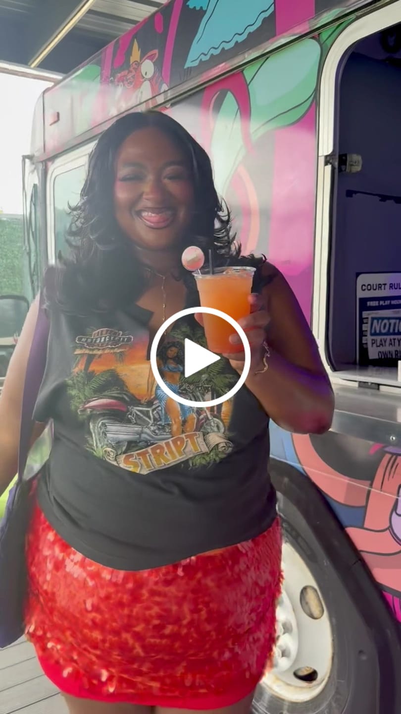 Customer video review of HONOLULU HOTTIE VINTAGE TEE