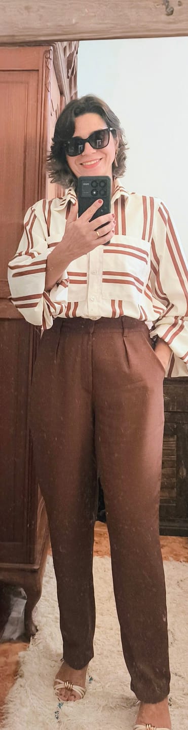 Customer photo review of Calça Slouchy Íris Marrom Escuro