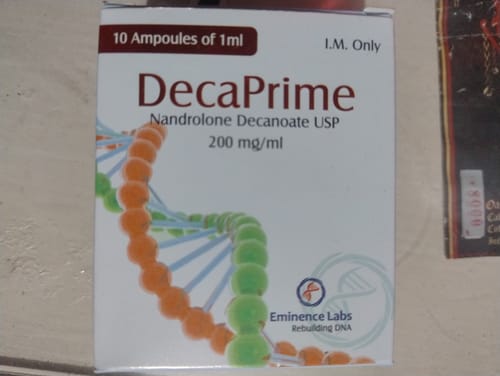 Un cliente muestra la caja de DecaPrime Nandrolona 200mg.