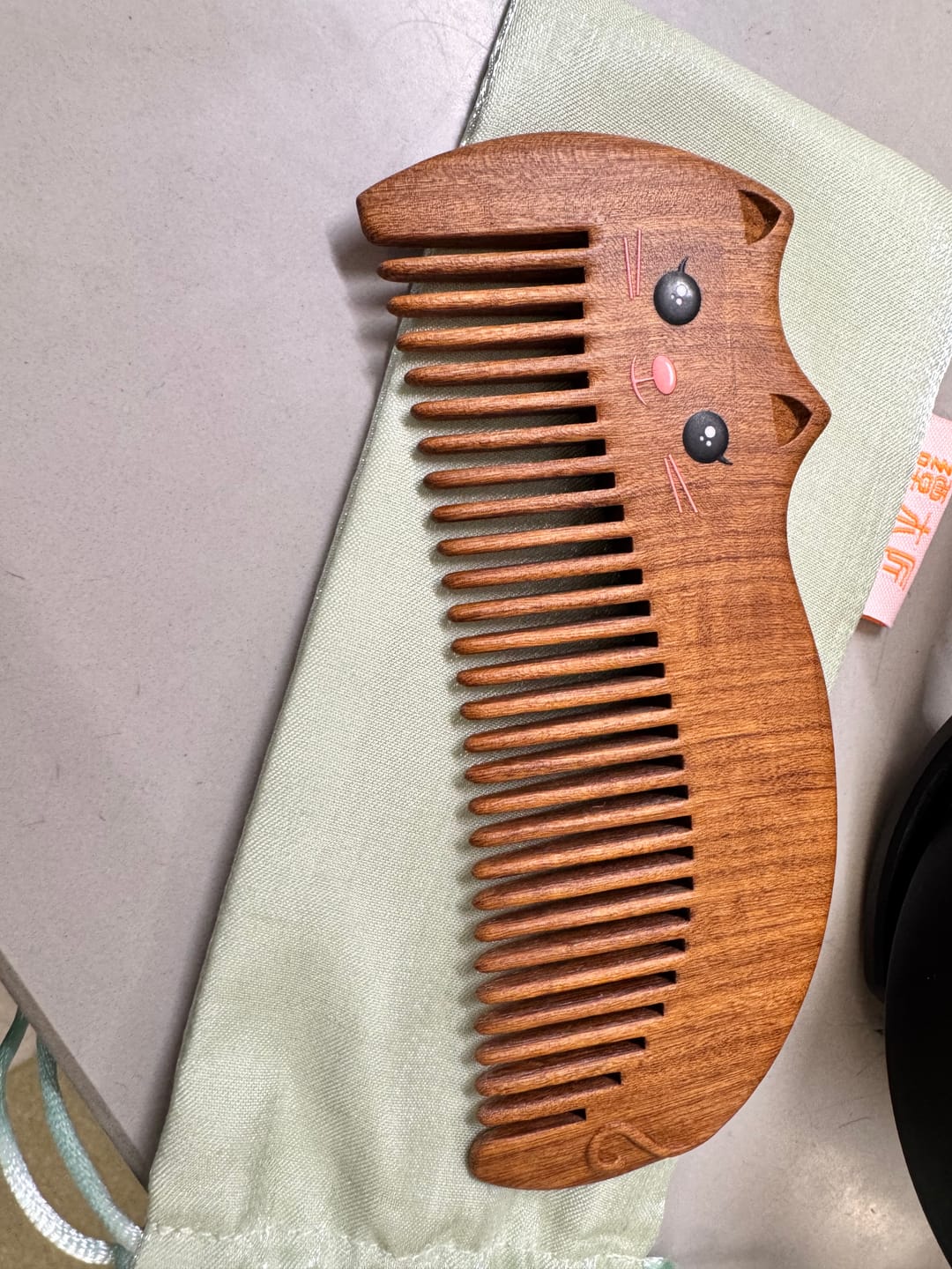 Customer photo review of Princess Lazy Cat Hair Comb