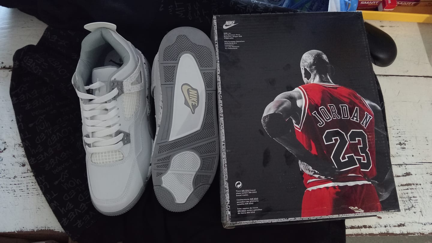 Customer photo review of Tenis Retro 4 Blanco Gris Jaspeado
