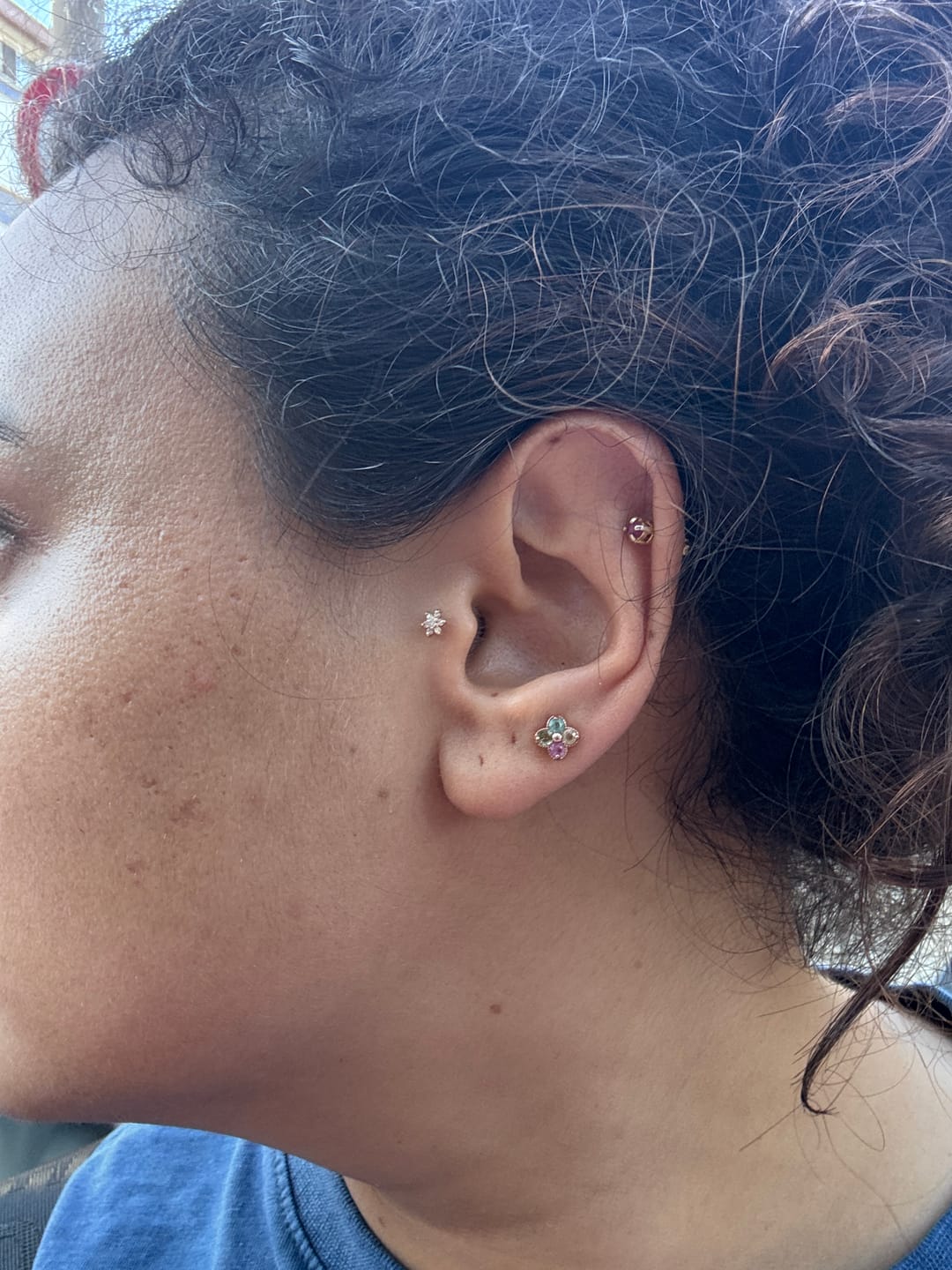 Customer photo review of Gusto Taşlı Altın Tragus Çiçek Piercing