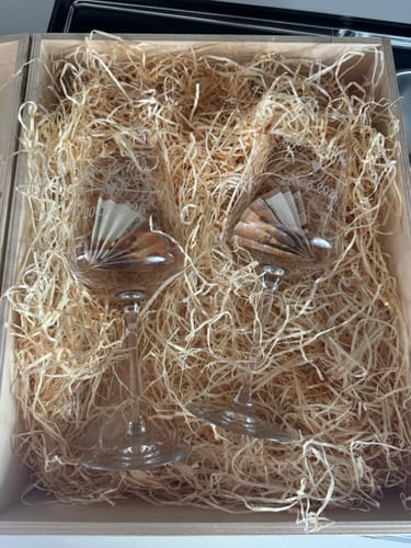 Kundenfoto der gravierten Leonardo Gläser in einer Holzkiste mit Holzwolle, als Geschenk verpackt.