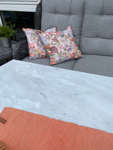 Kundens Marmor romeo hvit matt kontaktplast på en bordplate utendørs.