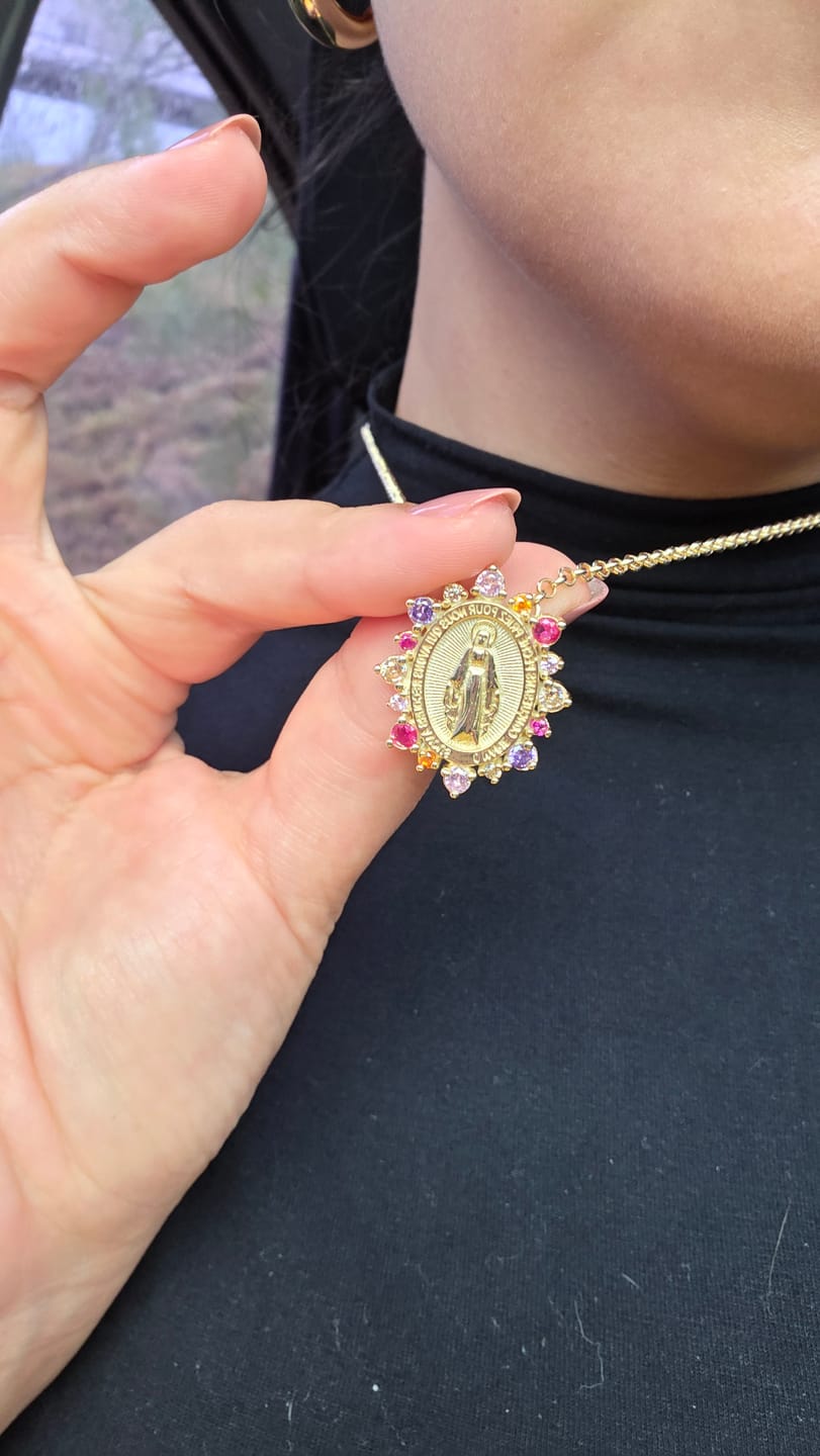 Customer photo review of Colar Nossa Senhora das Graças Medalha Milagrosa Zircônias Coloridas Folheado a Ouro 18k