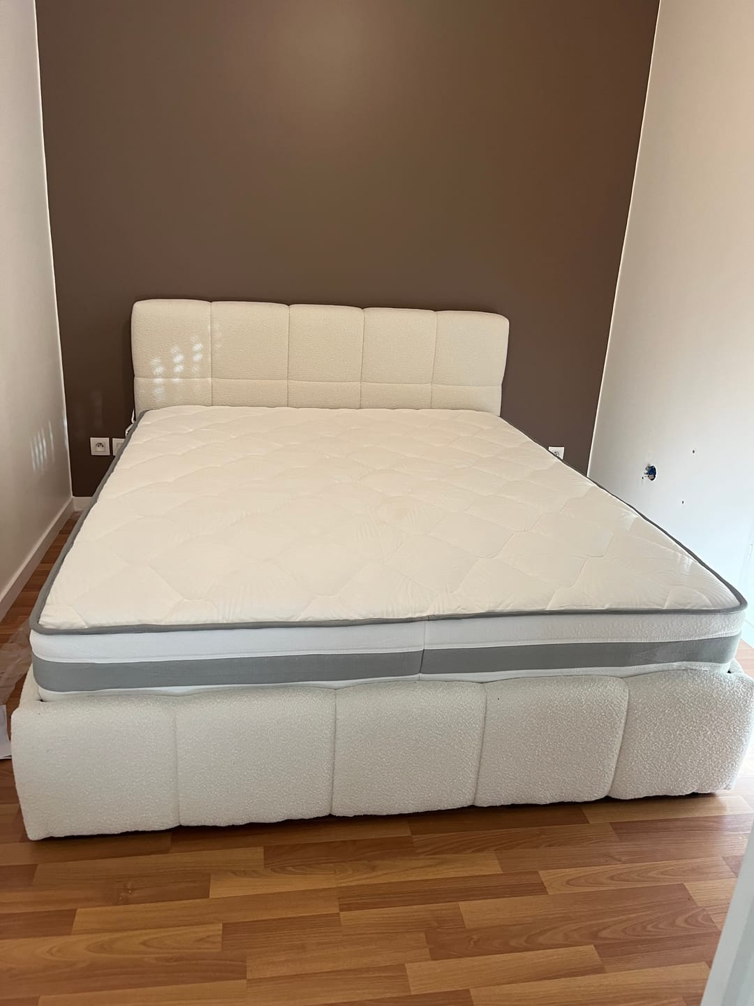 Customer photo review of Lit coffre MONCEAU – Tête de lit capitonnée design en velours ou bouclette – Coffre de rangement intégré